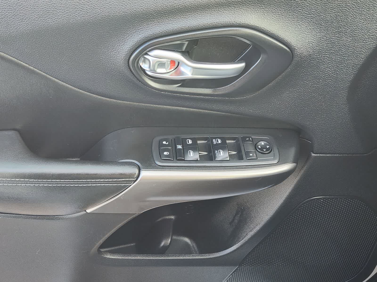 Thumbnail: 2019 Jeep Cherokee - 22