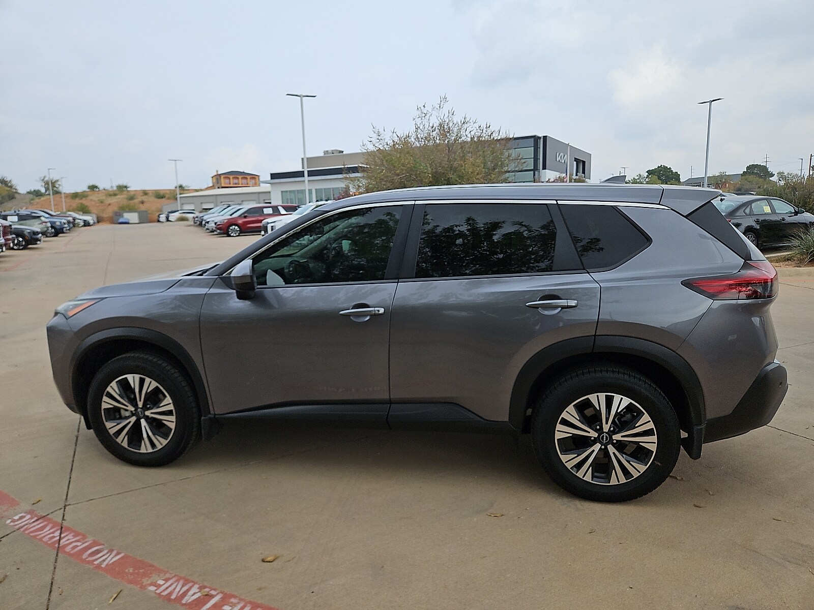 2023 Nissan Rogue SV photo 2