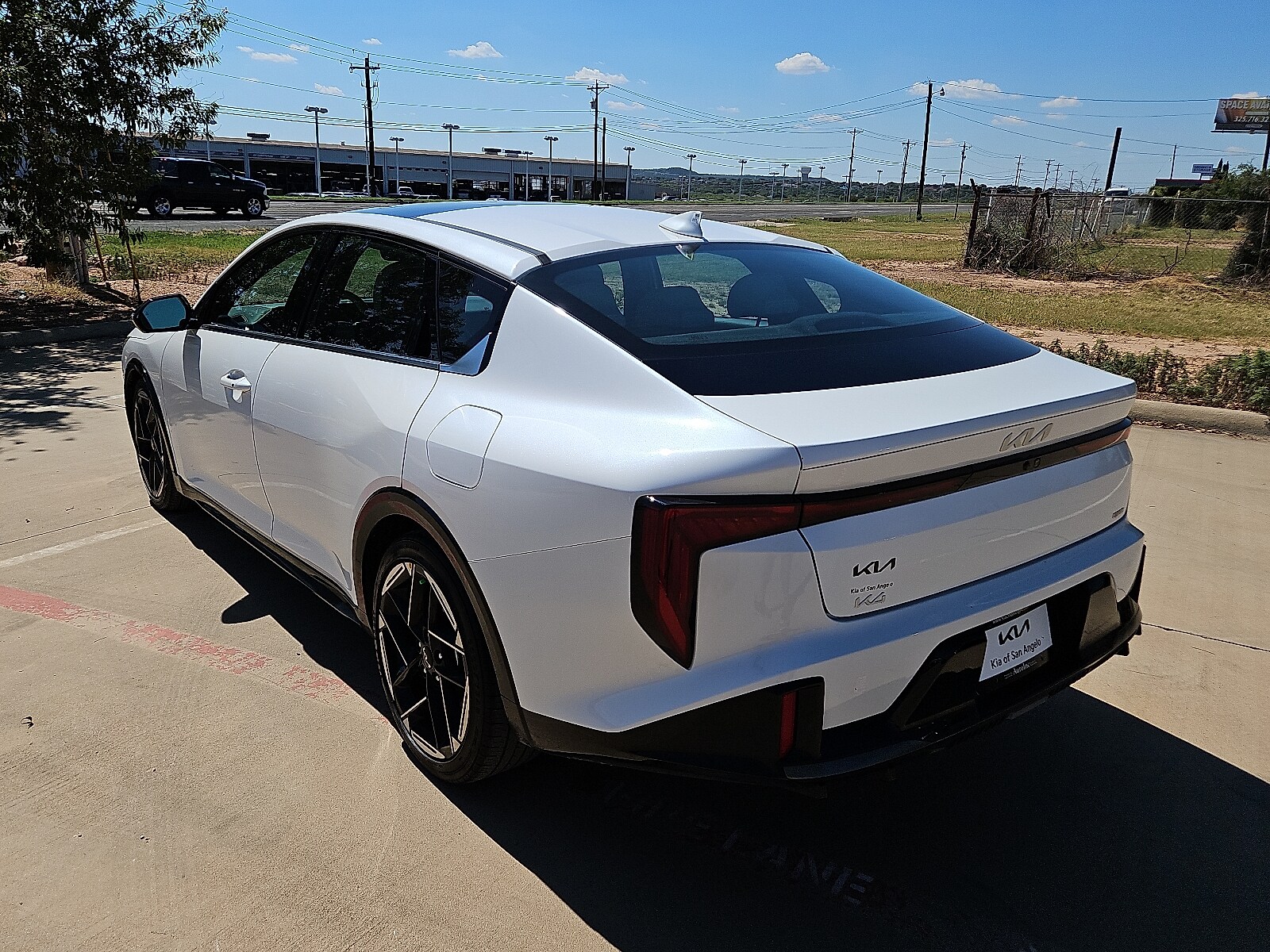 2025 Kia K4 GT-Line photo 2