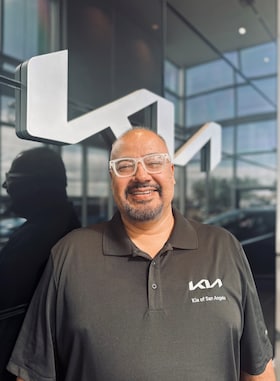 Staff member Vince Zarate from ID_d5c771999499