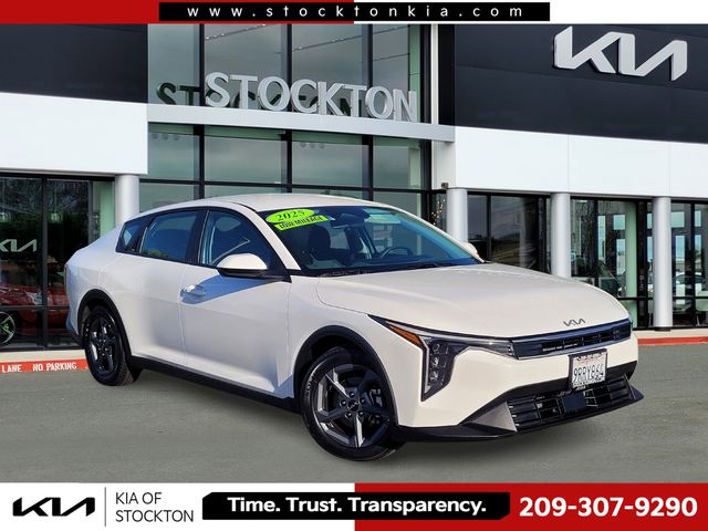 2025 Kia K4 LXS AT's photo