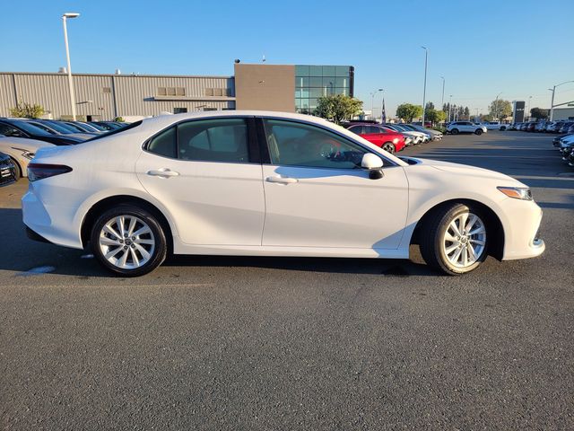 2021 Toyota Camry LE photo 3
