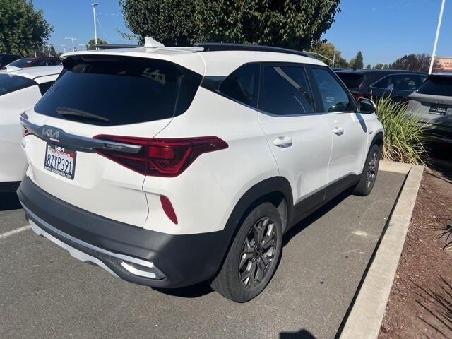 2022 Kia Seltos EX photo 3