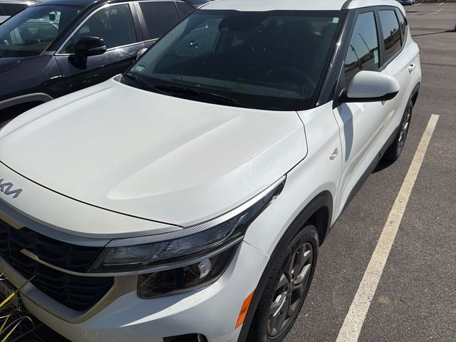 2024 Kia Seltos LX photo 2