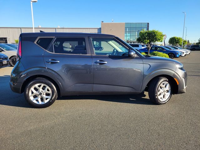 2024 Kia Soul LX photo 2
