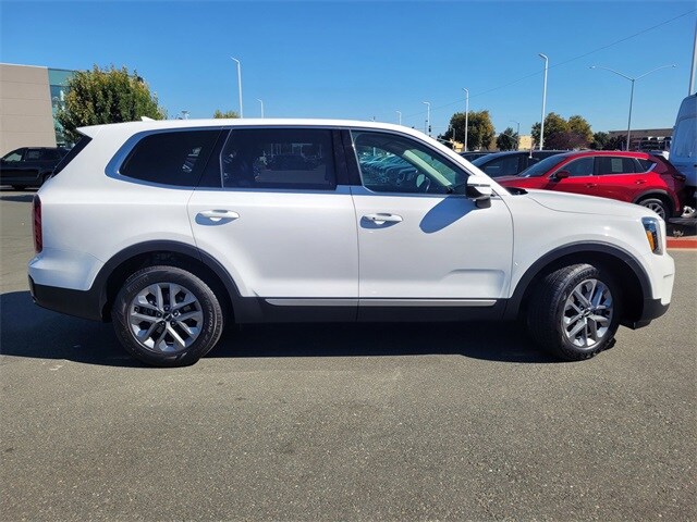 2024 Kia Telluride LX photo 3