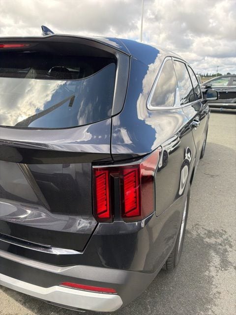 2025 Kia Sorento LX photo 6