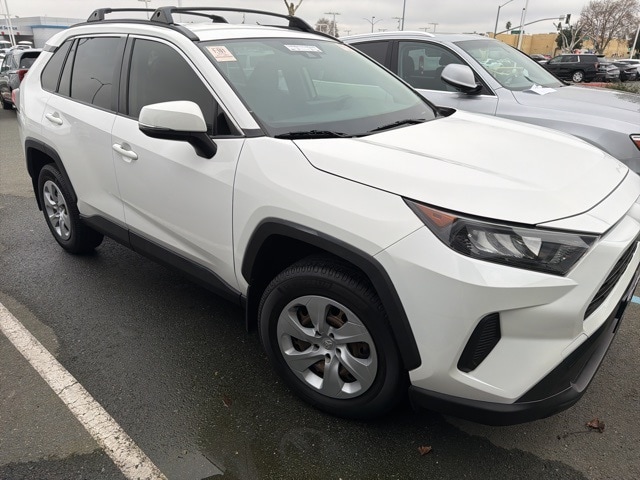 2020 Toyota RAV4 LE's photo