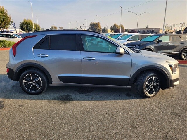 2025 Kia Niro LX photo 3