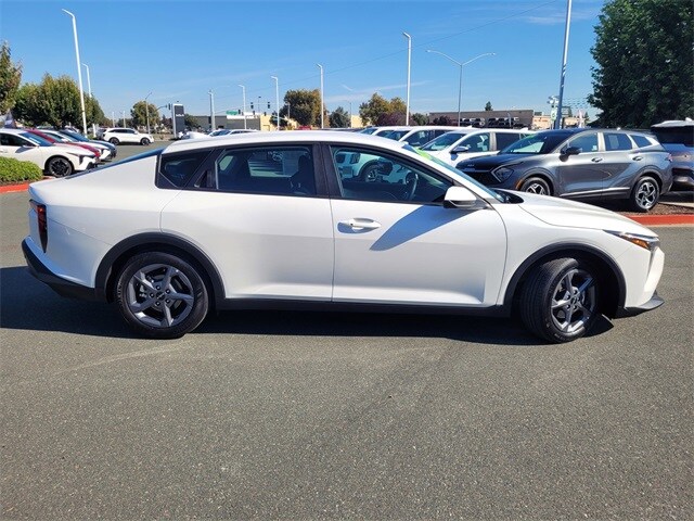 2025 Kia K4 LXS photo 3