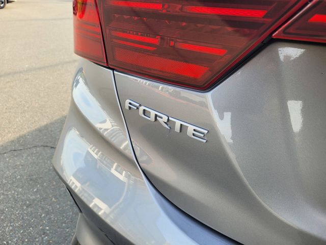 2024 Kia Forte GT-Line photo 5