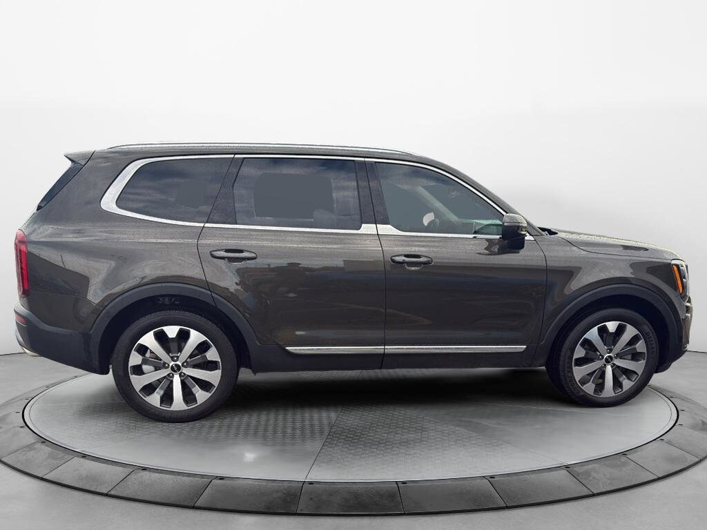 2022 Kia Telluride EX photo 2