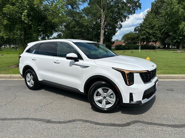 2025 Kia Sorento LX photo 2