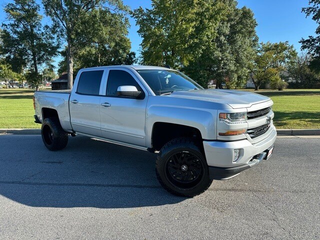 2018 Chevrolet Silverado 1500 LT photo 2