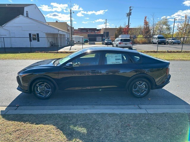 2025 Kia K4 LXS photo 2