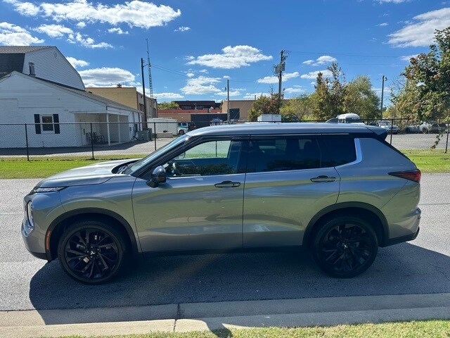 2023 Mitsubishi Outlander SE photo 3