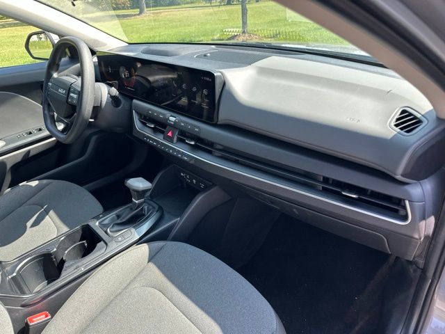 2025 Kia K4 LXS - Photo 12