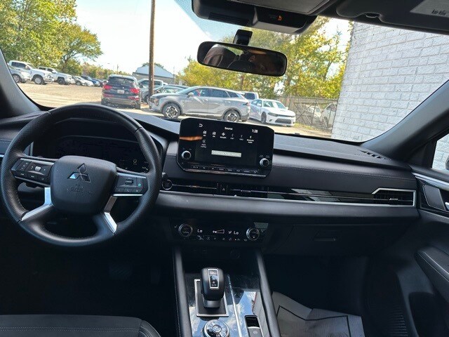 2023 Mitsubishi Outlander SE photo 3