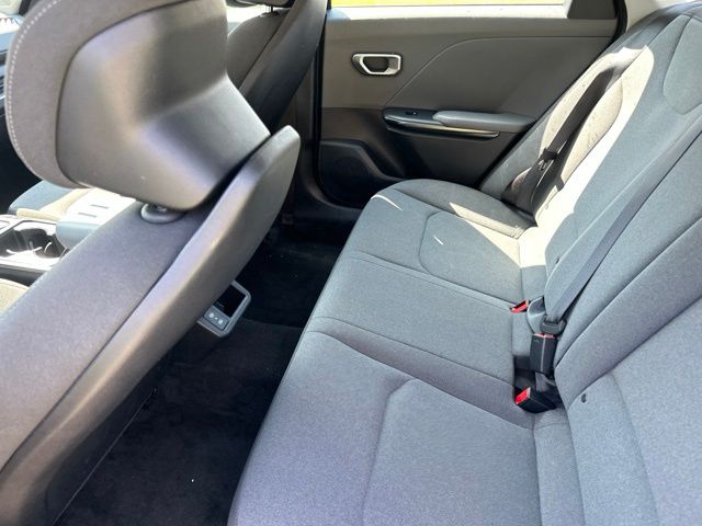 2025 Kia K4 LXS - Photo 24