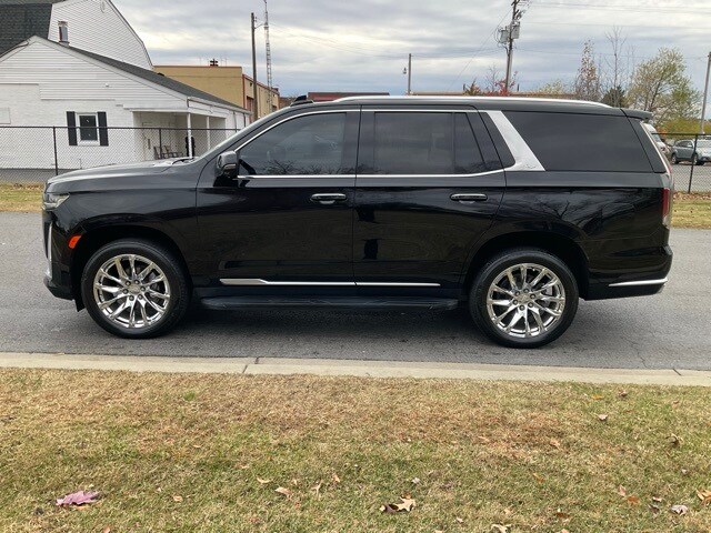 2022 Cadillac Escalade Luxury photo 2