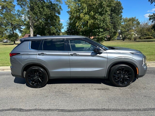 2023 Mitsubishi Outlander SE photo 4