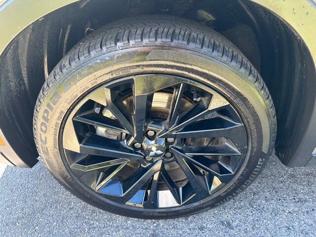 2023 Mitsubishi Outlander SE photo 2