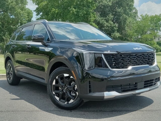 2025 Kia Sorento S photo 2