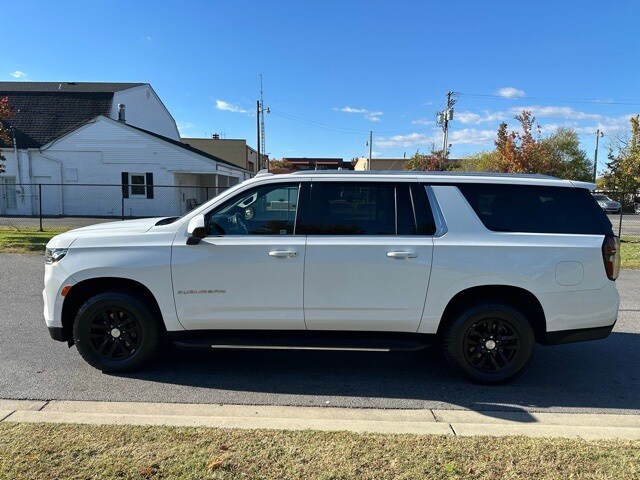 2021 Chevrolet Suburban LT photo 2