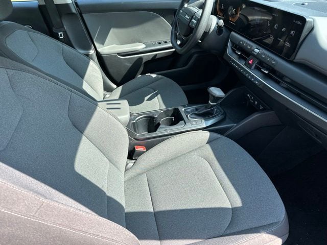 2025 Kia K4 LXS - Photo 11