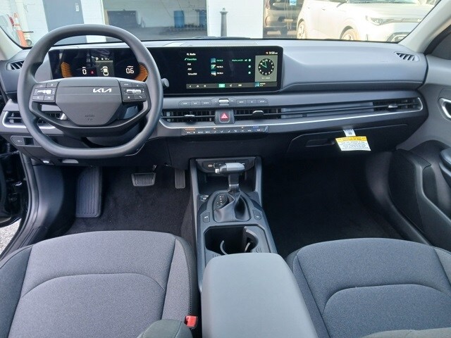 2025 Kia K4 LX photo 2