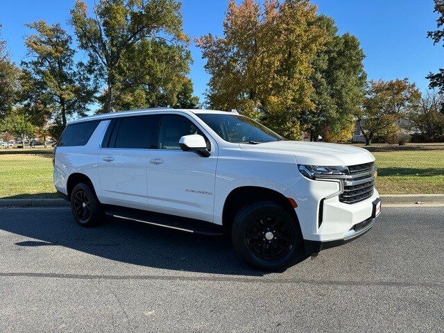 2021 Chevrolet Suburban LT photo 2
