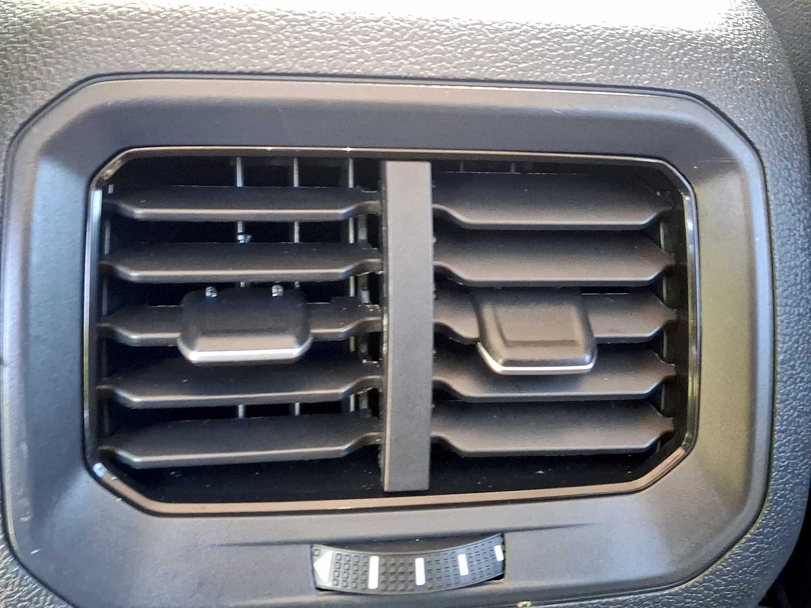 2024 Volkswagen Tiguan SE - Photo 11