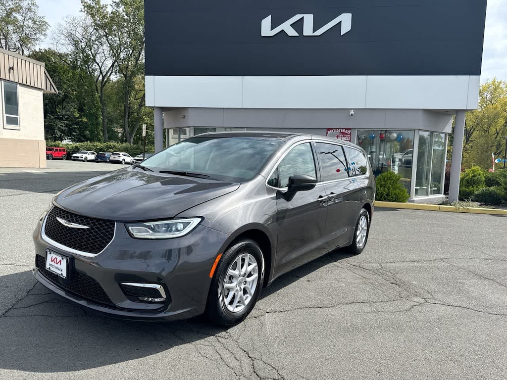 Used 2023 Chrysler Pacifica Touring L FWD