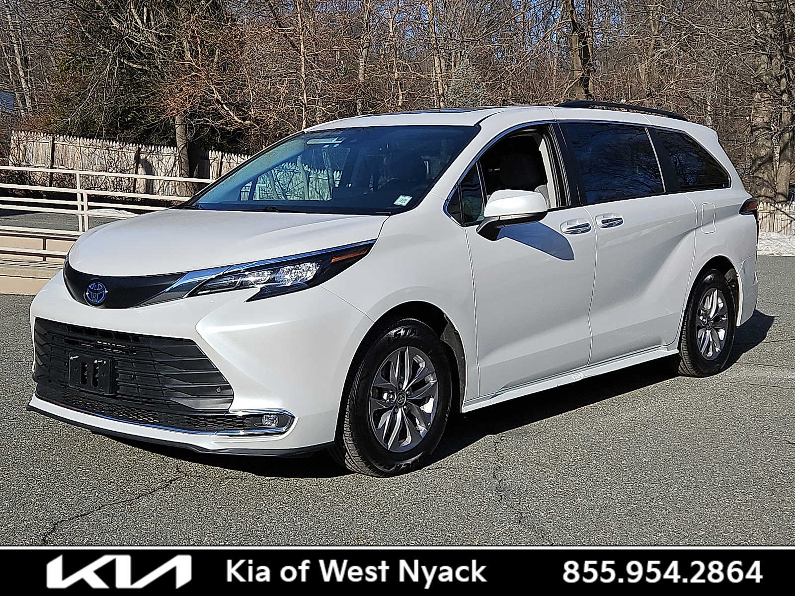 2024 Toyota Sienna XLE's photo