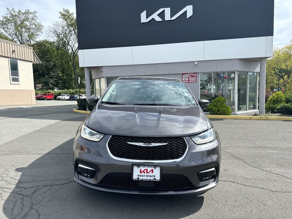 Used 2023 Chrysler Pacifica Touring L FWD