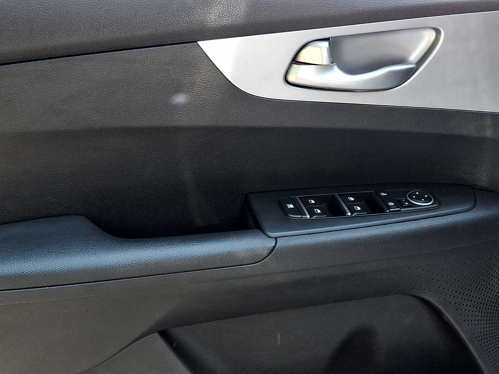 2023 Kia Forte LXS - Photo 12