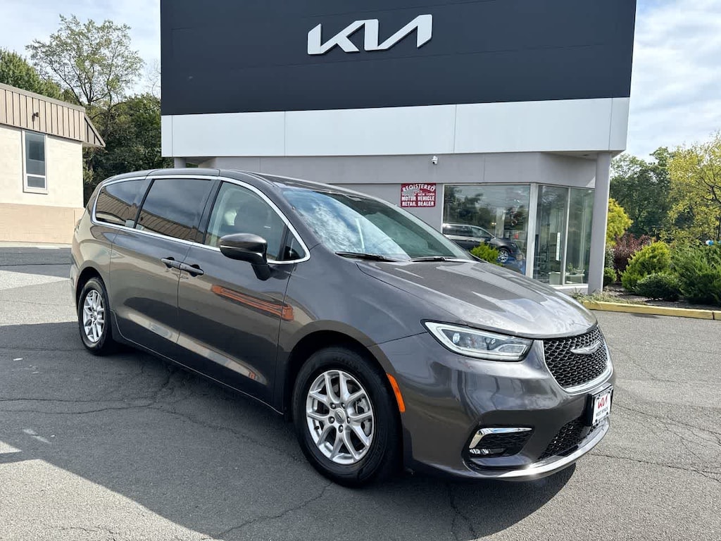 Used 2023 Chrysler Pacifica Touring L FWD