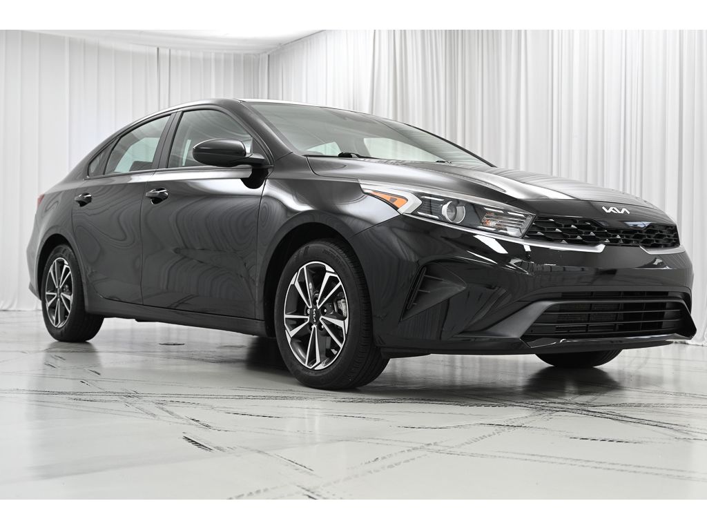 2022 Kia Forte LXS photo 2