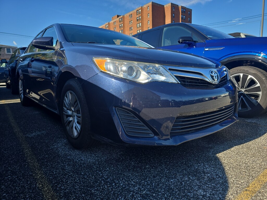 2014 Toyota Camry LE photo 2