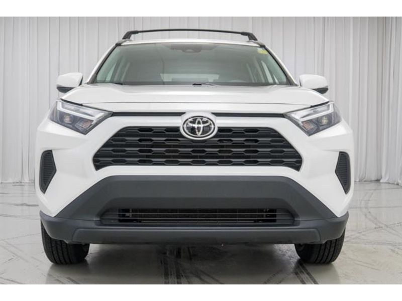 2022 Toyota RAV4 XLE photo 3
