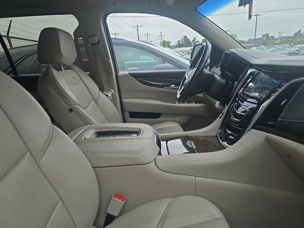 2019 Cadillac Escalade ESV Luxury photo 3