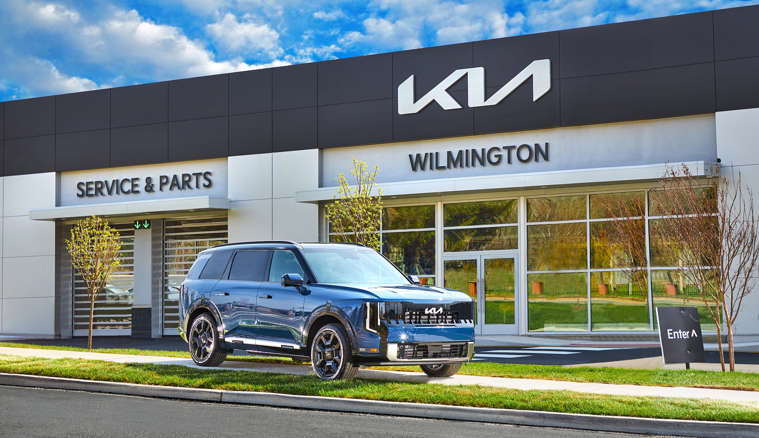 New%20Kia%20Service%20Building%20with%20Telluride%20-%20SMALL.jpg
