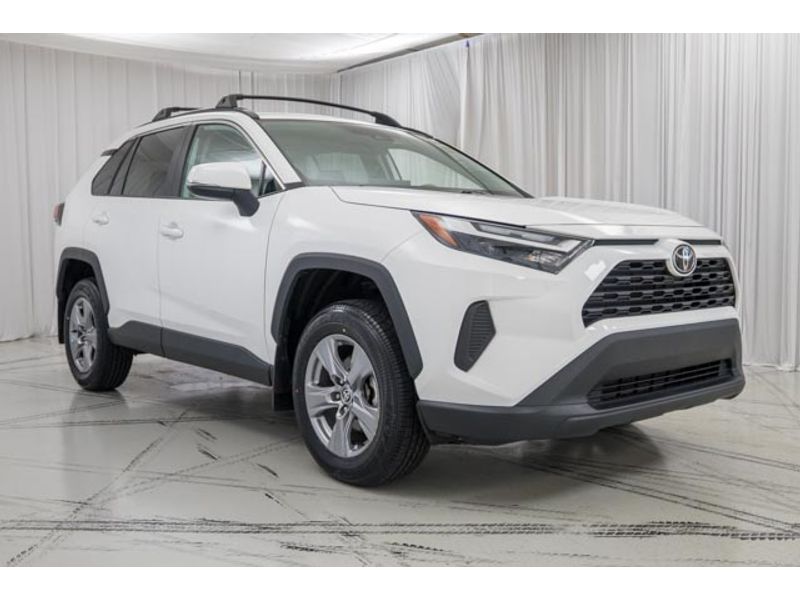 2022 Toyota RAV4 XLE photo 2