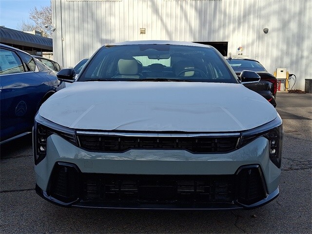 2025 Kia K4 GT-Line photo 2