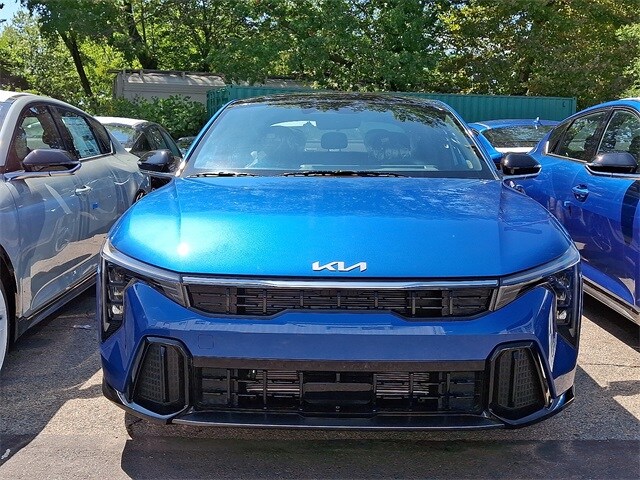 2025 Kia K4 GT-Line photo 2