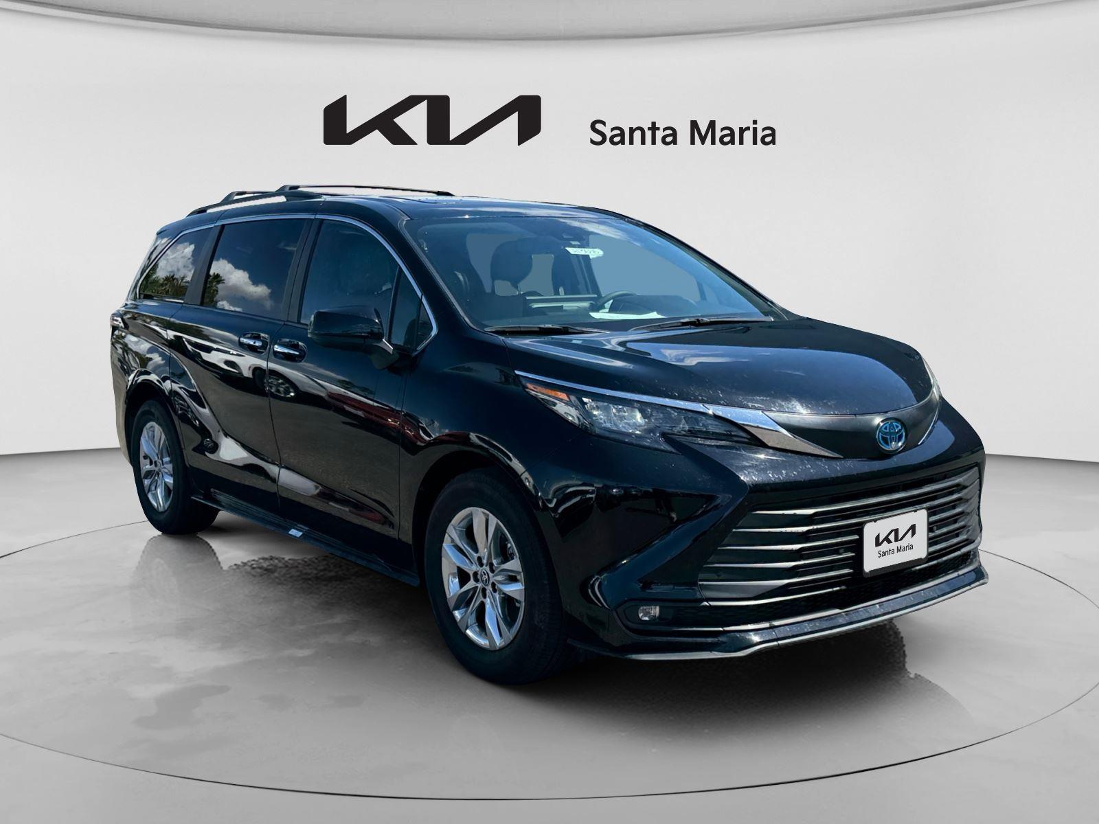2025 Toyota Sienna XLE 7-Passenger Hybrid AWD's photo