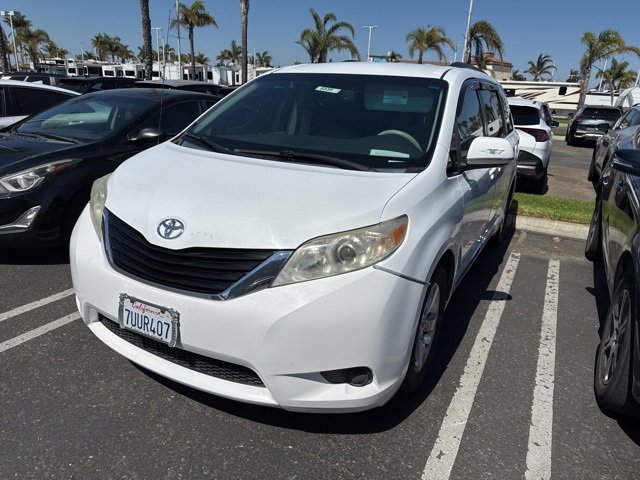 2013 Toyota Sienna LE photo 2