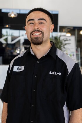 Staff member Elijah from ID_2c1bcb