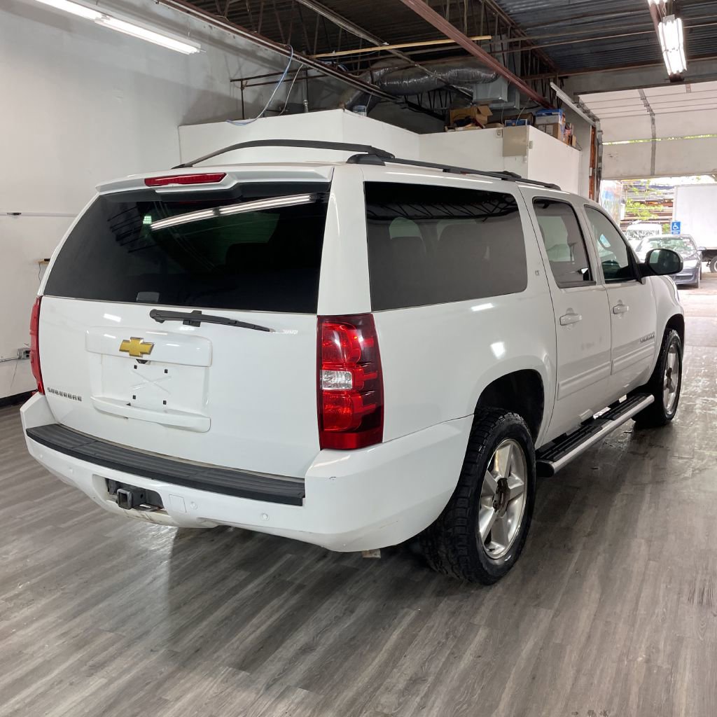 2013 Chevrolet Suburban 1500 LT photo 2