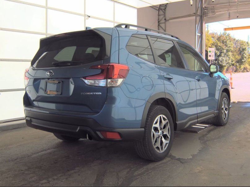 2022 Subaru Forester Premium photo 2